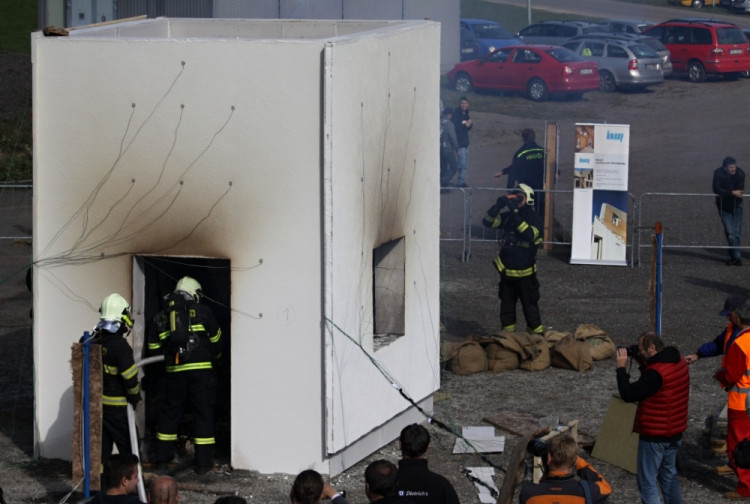 Záběry z cvičného zapálení dřevěného domu