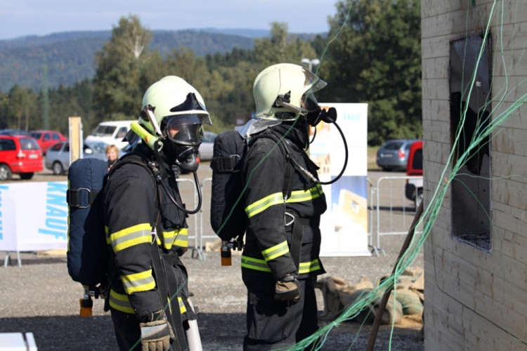 Záběry z cvičného zapálení dřevěného domu