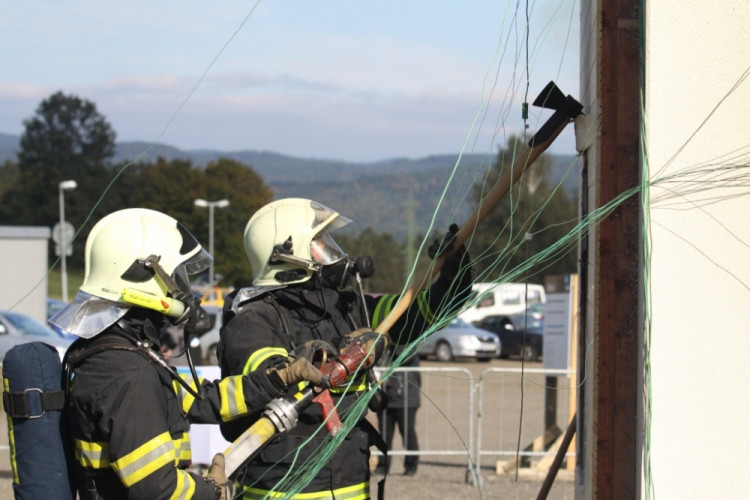 Záběry z cvičného zapálení dřevěného domu