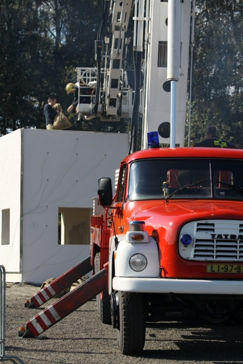 Záběry z cvičného zapálení dřevěného domu