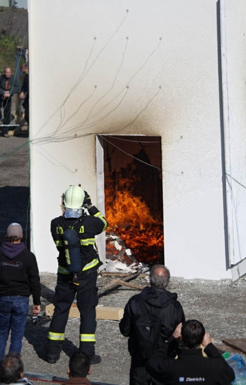 Záběry z cvičného zapálení dřevěného domu