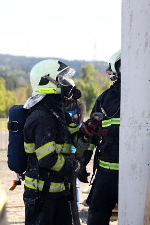 Záběry z cvičného zapálení dřevěného domu