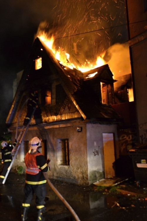 Požár v ulici Na Svahu. Foto: HZSLK/Tomáš Erban