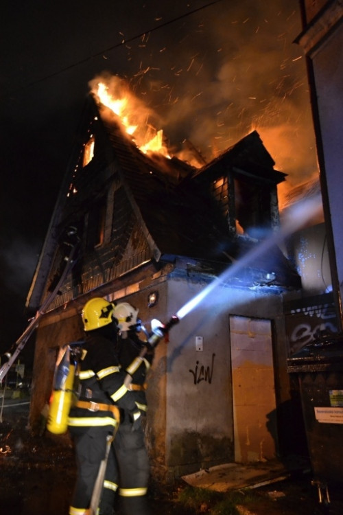 Požár v ulici Na Svahu. Foto: HZSLK/Tomáš Erban