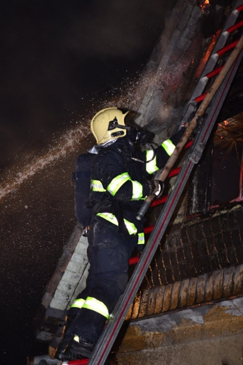 Požár v ulici Na Svahu. Foto: HZSLK/Tomáš Erban