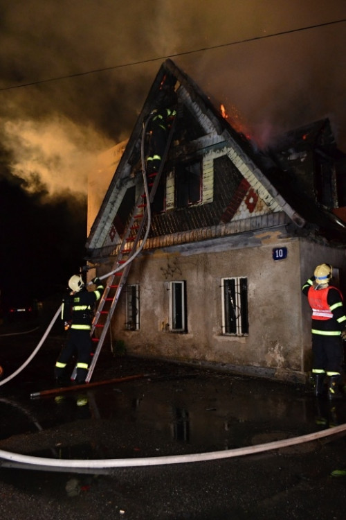 Požár v ulici Na Svahu. Foto: HZSLK/Tomáš Erban