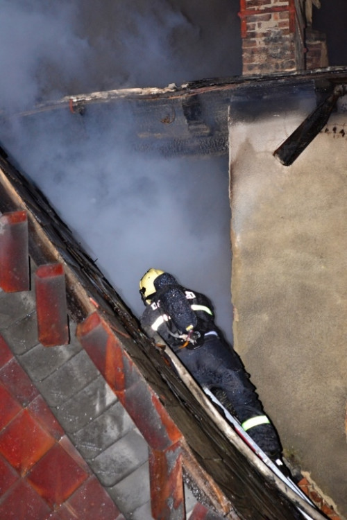 Požár v ulici Na Svahu. Foto: HZSLK/Tomáš Erban