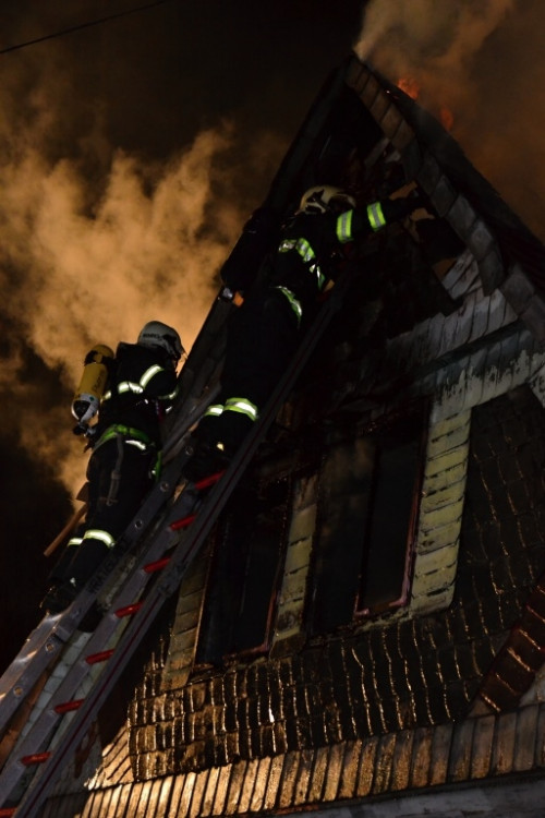 Požár v ulici Na Svahu. Foto: HZSLK/Tomáš Erban