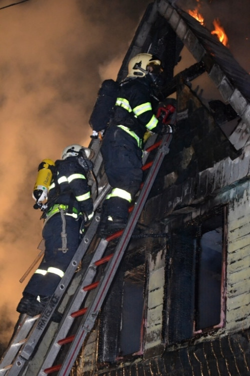 Požár v ulici Na Svahu. Foto: HZSLK/Tomáš Erban
