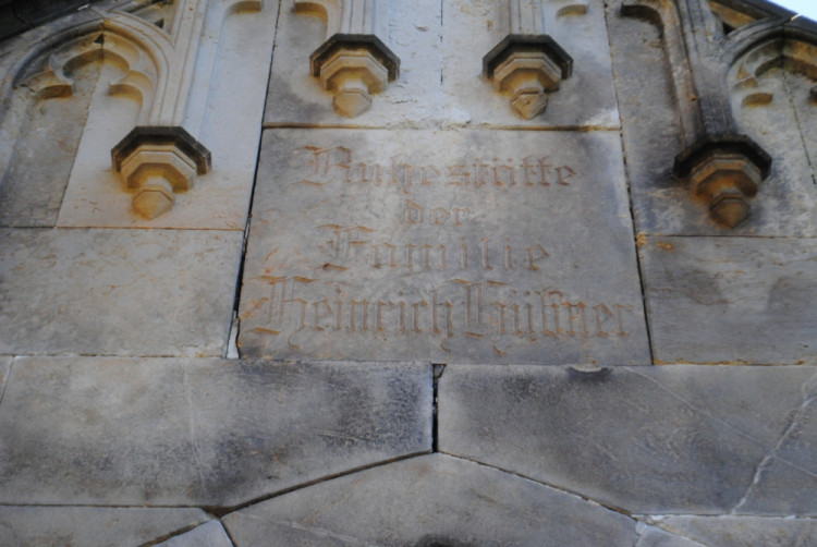 Hrobka rodiny Liebiegů je v o něco lepším stavu