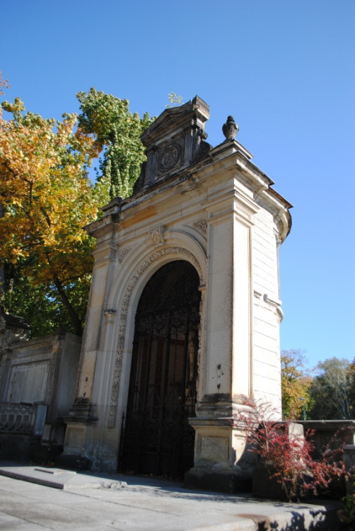 Hrobka rodiny Liebiegů je v o něco lepším stavu