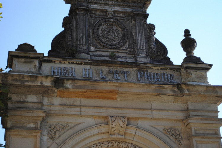 Hrobka rodiny Liebiegů je v o něco lepším stavu