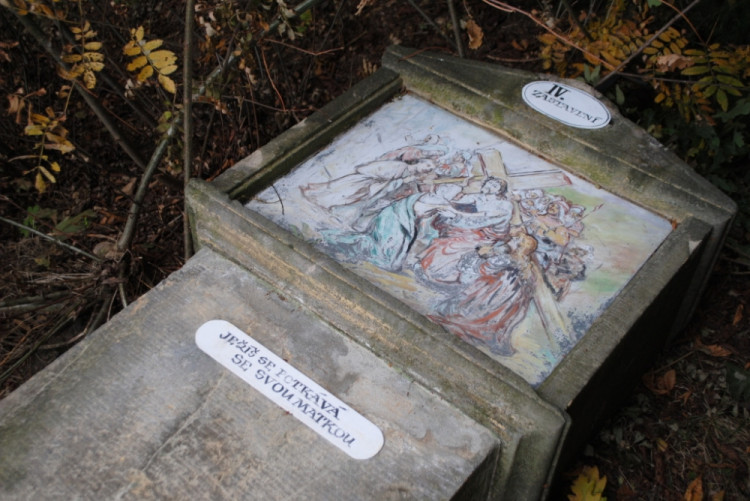 Vandalové porazili celkem čtyři zastavení