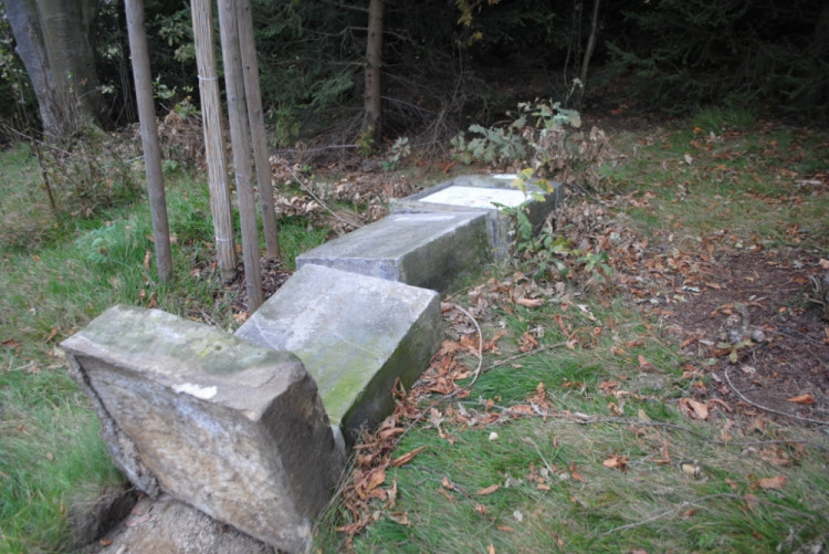 Vandalové porazili celkem čtyři zastavení