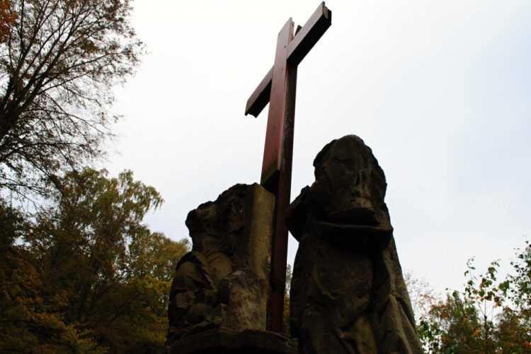Sousoší u studánky také není v nejlepším stavu