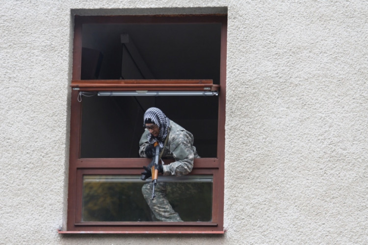 Střelec v okně budovy