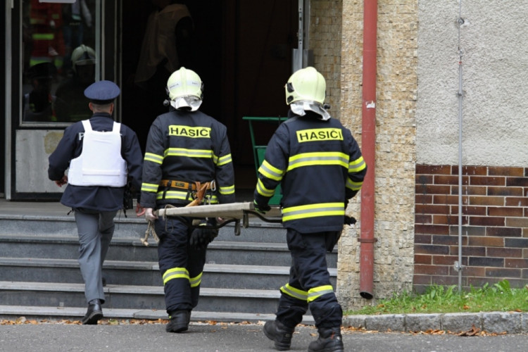 Hasiči míří do budovy školy