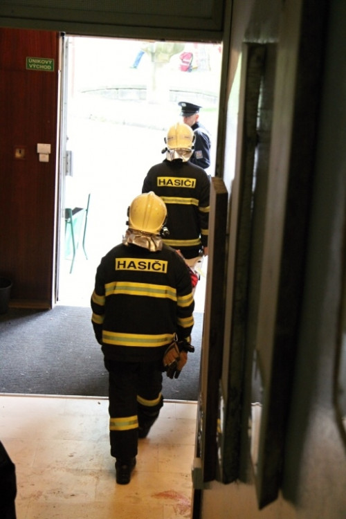 Hasiči pomáhali s odnášením zraněných