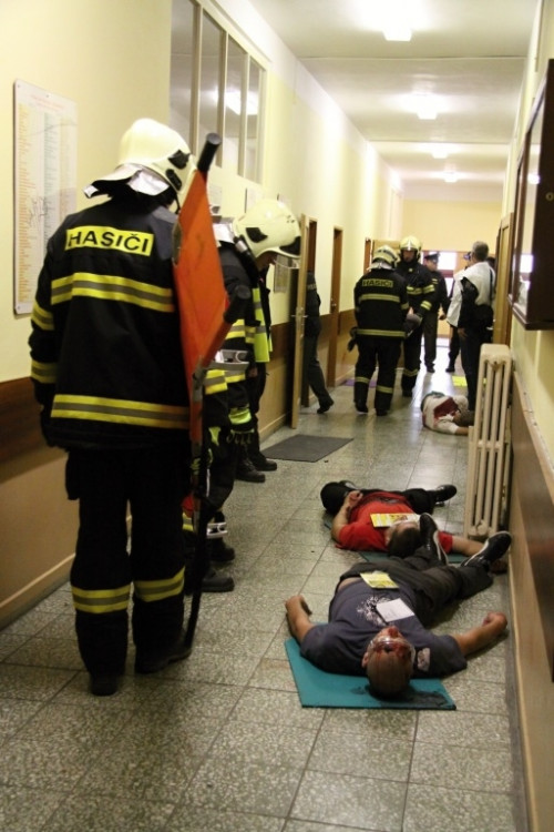 Na chodbách ležela těla studentů