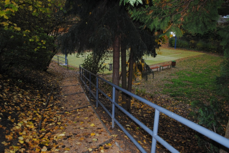 Jeden z příchodů k areálu. Tenhle vede ze Zborovské ulice k menšímu hřišti.