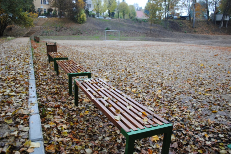 Nové lavičky u hřiště