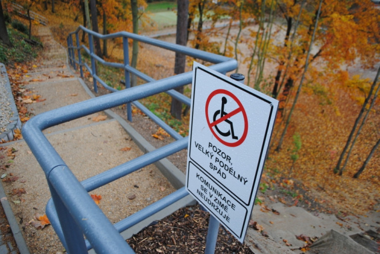 Příchod do rokle je hodně svažitý. Inu, je to rokle.