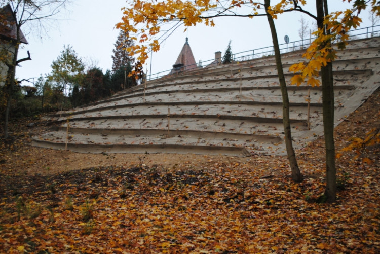 Část svahu je pryč.