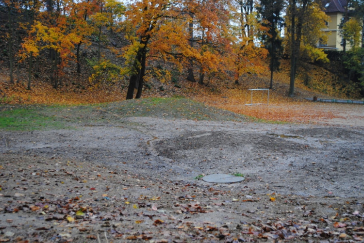 Zvlněný terén pro cyklisty- Teď to ale nezkoušejte, terén je měkký a daleko nedojedete