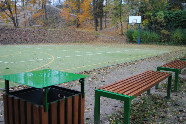 Multifunkční hřiště. Dřív tu byla antuka a místní v zimě z hřiště vyrobili ledovou plochu.