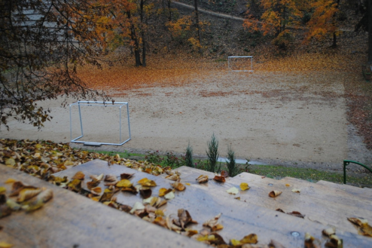 Obnovené hřiště. Přístup k němu je po několika cestách, či schodech