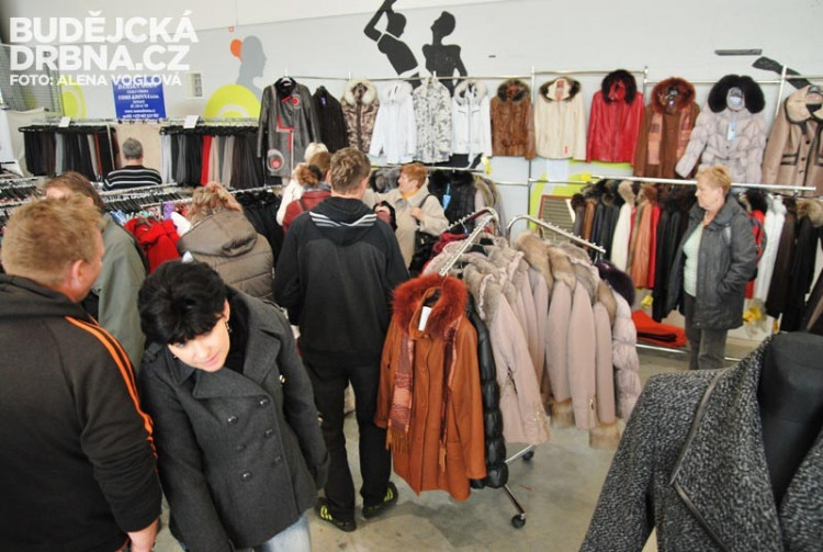 České kabáty lákaly nejednu dámu