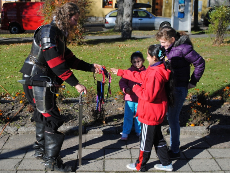 Soutěž. Děti se trefovaly na šermířův meč.