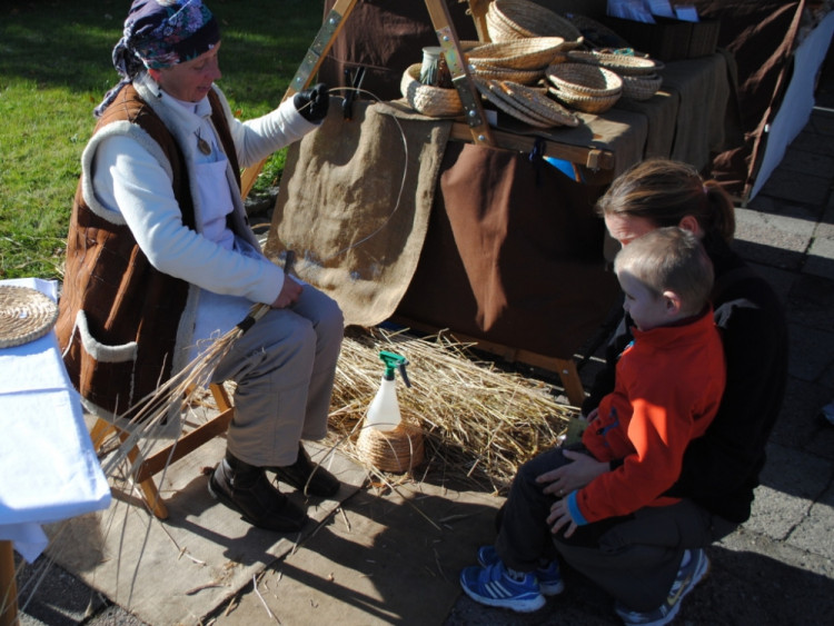 Paní pletla ošatky