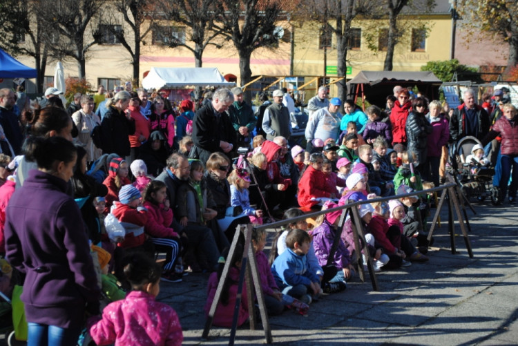 Nabité náměstí při divadelním vystoupení
