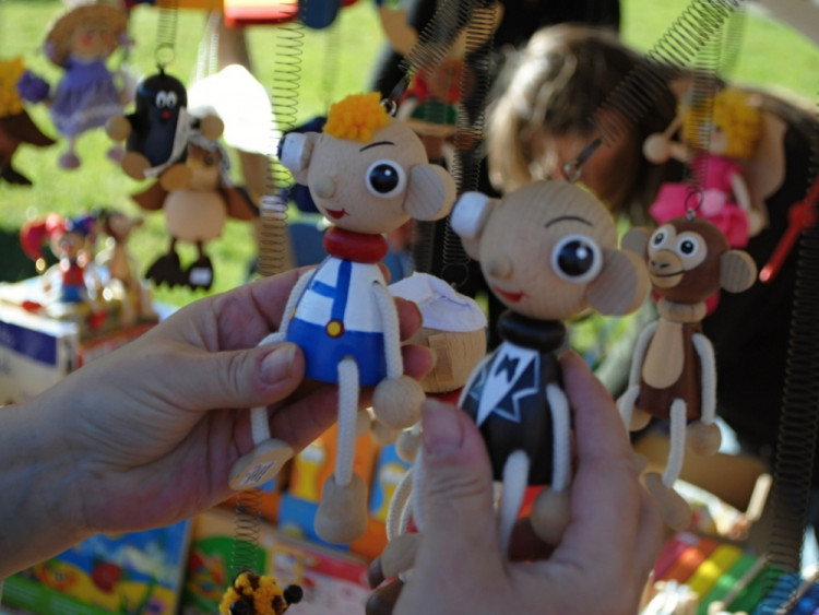 Stánky se vším, tohle moc středověké není, ale bylo zde stále plno