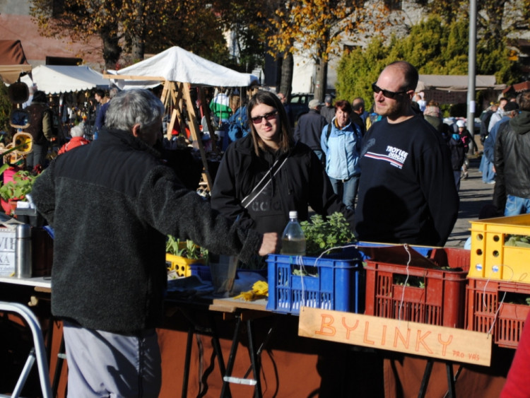 Koupit jste si mohli i bylinky. S poutavým výkladem prodávajícího