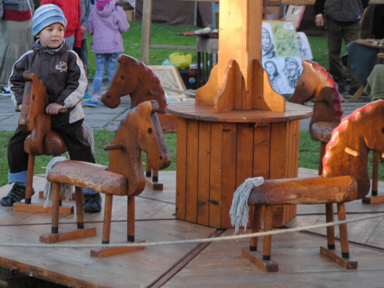 Krásný dřevěný kolotoč