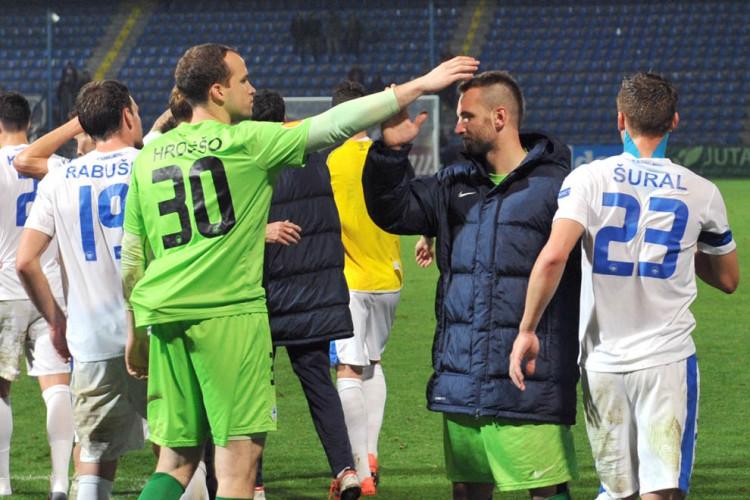 Přemysl Kovář celé utkání neodchytal. Po vyloučení ho nahradil Hroššo