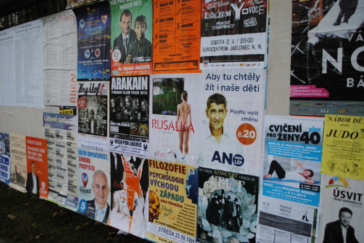 Plakátovací plochy jsou obsazeny politiky. Andrej Babiš je ve společnosti Rusalky