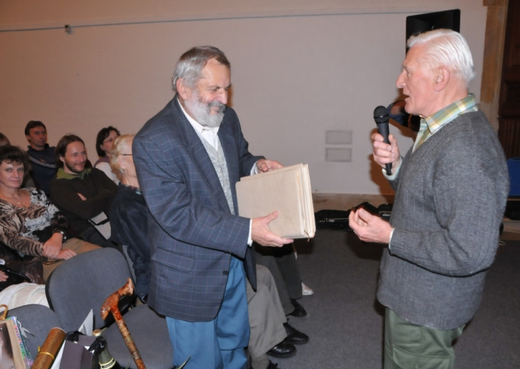 Miloslav Nevrlý s knihou, kterou musí nejprve naspat