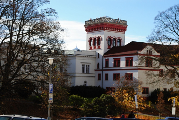 Lidé na věži zámku, takový pohled se prakticky nenaskytuje