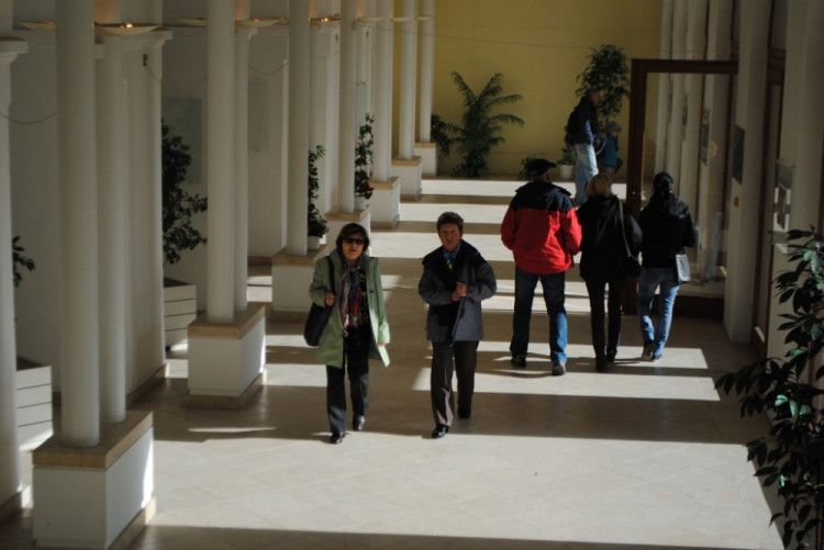 Ve vestibulu byla výstava fotografií