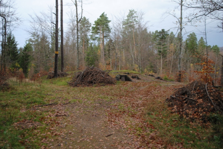 Tady silnice odbočí vpravo do údolí