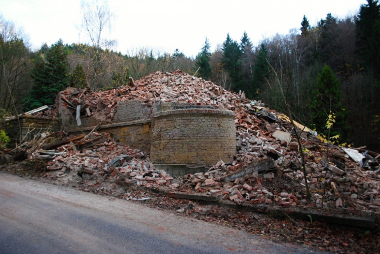 Ruina je pryč, teď je tu hromada suti.