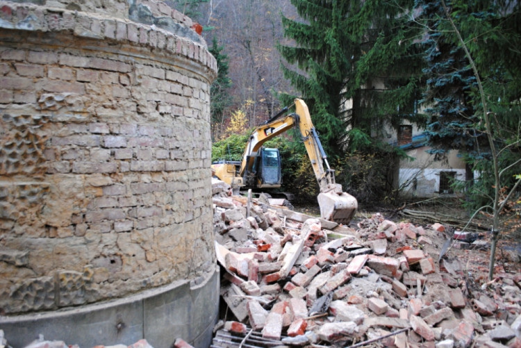 Bagr se postaral o ruinu vily.