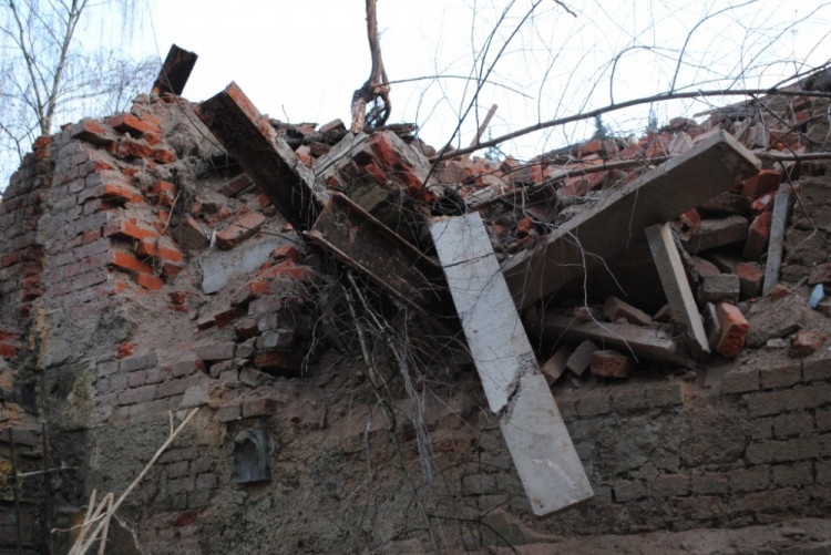 Z hromady suti koukají traverzy