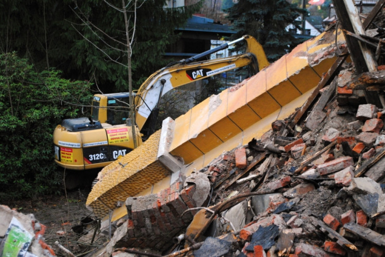 Bagr se postaral o konec ruiny