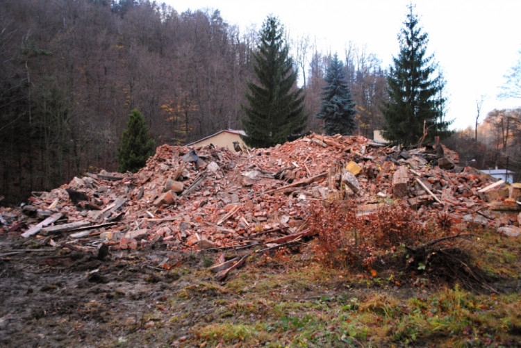 No, a takhle vypadá vila teď. Hromada suti.