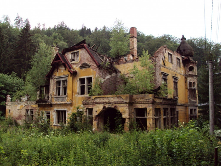 Takhle vila vypadala před dvěma lety