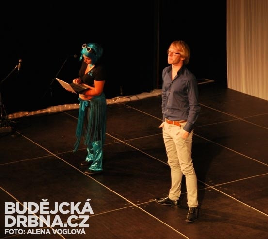 Moderátoři vtipně uváděli tanečnice na scénu